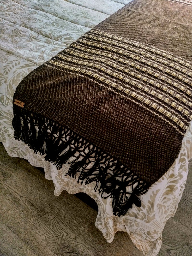 Pies de cama Cunco tejidas en telar artesanales